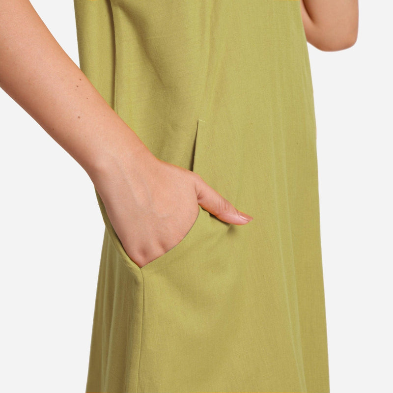 Right Detail of a Model wearing Green Cotton Flax Anti-Fit Dress